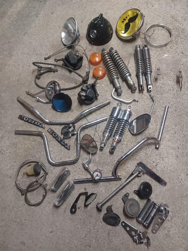 Grand lot de pièces pour motos et cyclomoteurs d'époque, Enlèvement