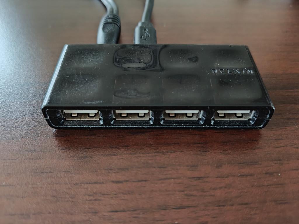Belkin USB hub 4 poorten, Computers en Software, Dockingstations, Ophalen, Zo goed als nieuw, USB-hub, Belkin
