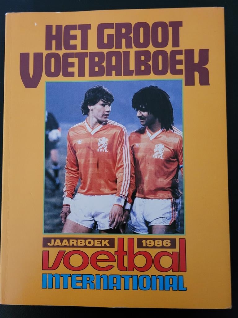 Het groot voetbalboek jaarboek 1986, Ophalen of Verzenden, Zo goed als nieuw