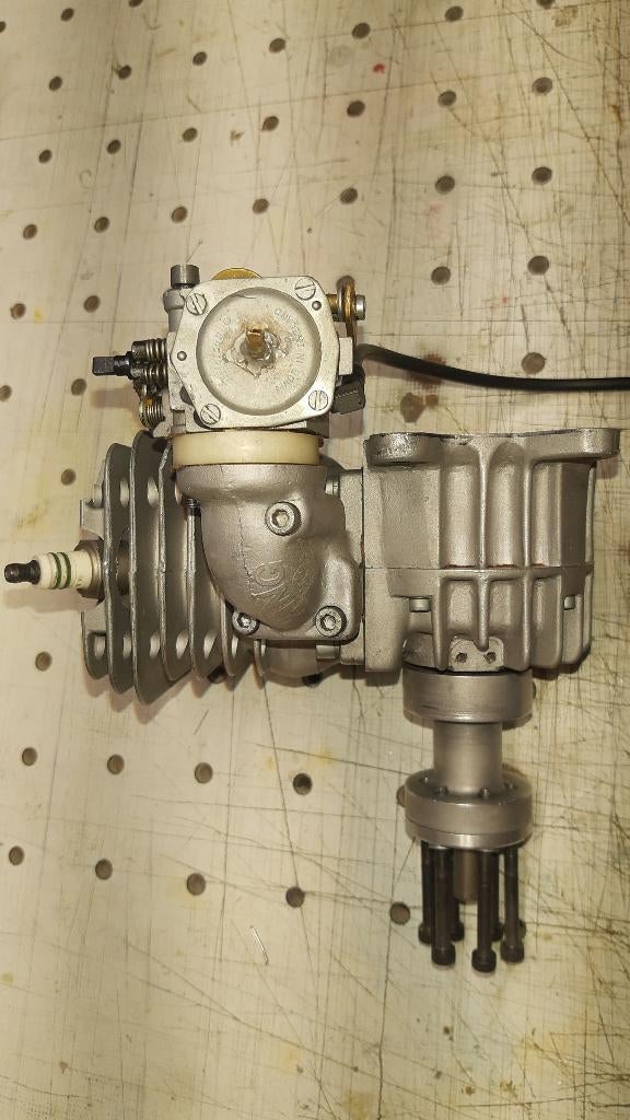 Motor King 70 cc met demper, Hobby & Loisirs créatifs, Modélisme | Radiocommandé & Téléguidé | Avions, Utilisé, Essence, Enlèvement ou Envoi
