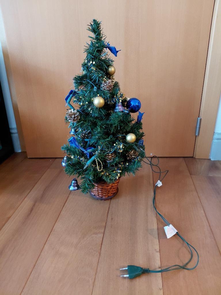 Kleine kerstboom met versiering en verlichting, Diversen, Kerst, Ophalen of Verzenden, Gebruikt