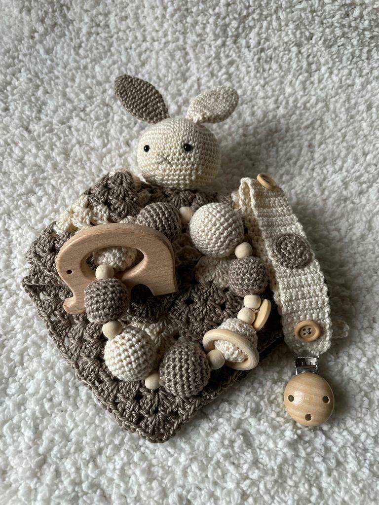 Ensemble bébé / doudou, hochet, attache tétine NEUF, Enlèvement ou Envoi, Neuf, Cadeau d'accouchement