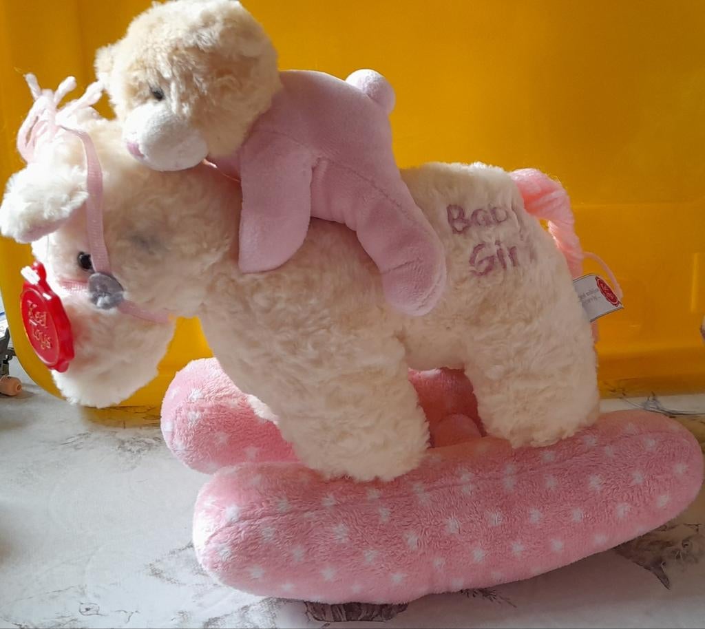 Beertje op schommel paard knuffel, Ophalen of Verzenden, Zo goed als nieuw