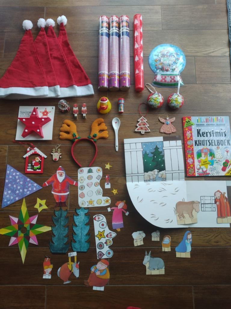 Kerstpakket: Kerstmuts, versiering, knutselspullen, hangers, Diversen, Kerst, Ophalen, Gebruikt