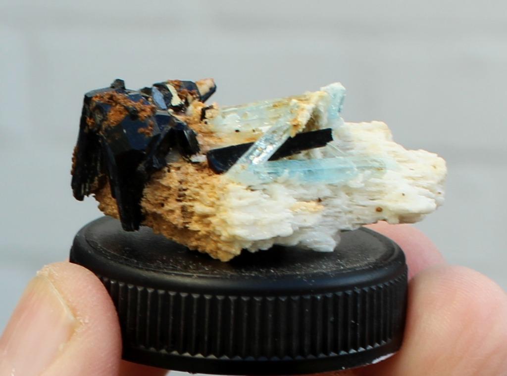 ORTHOKLAAS, TOERMALIJN en AQUAMARIJN uit Erongo in NAMIBIE, Ophalen of Verzenden, Mineraal