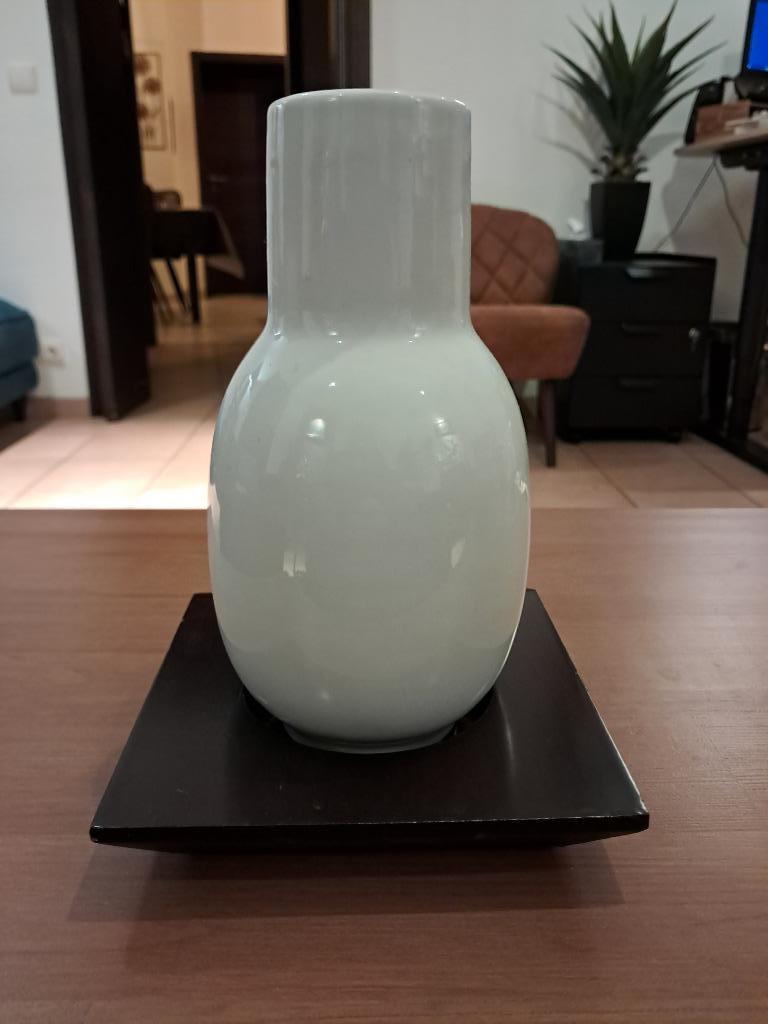 Vase blanc sur support, Moins de 50 cm, Poterie ou Porcelaine, Comme neuf, Enlèvement