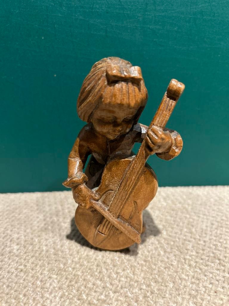 Mooi met de hand gesneden beeldje, basgitaar speelster, Antiek en Kunst, Ophalen of Verzenden