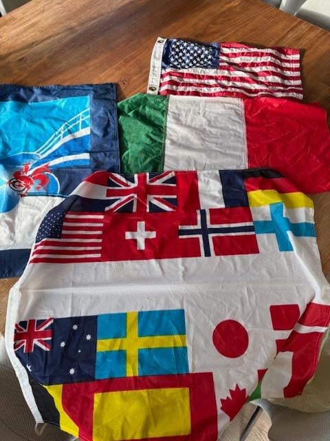 4 drapeaux, Enlèvement ou Envoi, Comme neuf