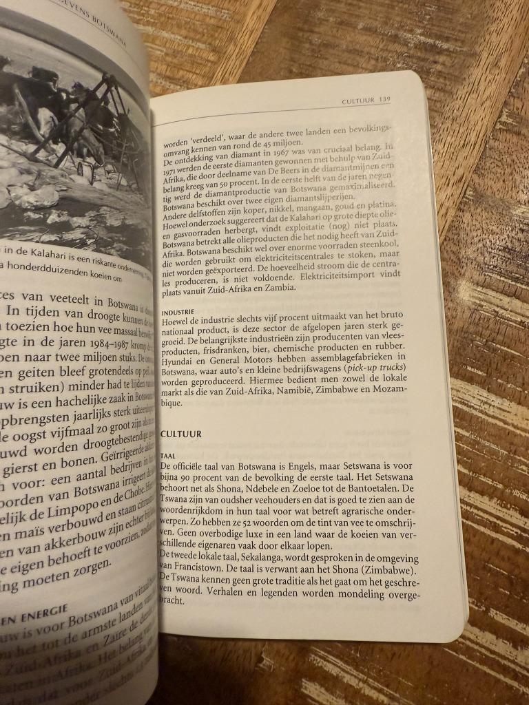 Dominicus Reeks: Zimbabe / Botswana / Namibië, Afrika, Ophalen of Verzenden, Reisgids of -boek, Gelezen