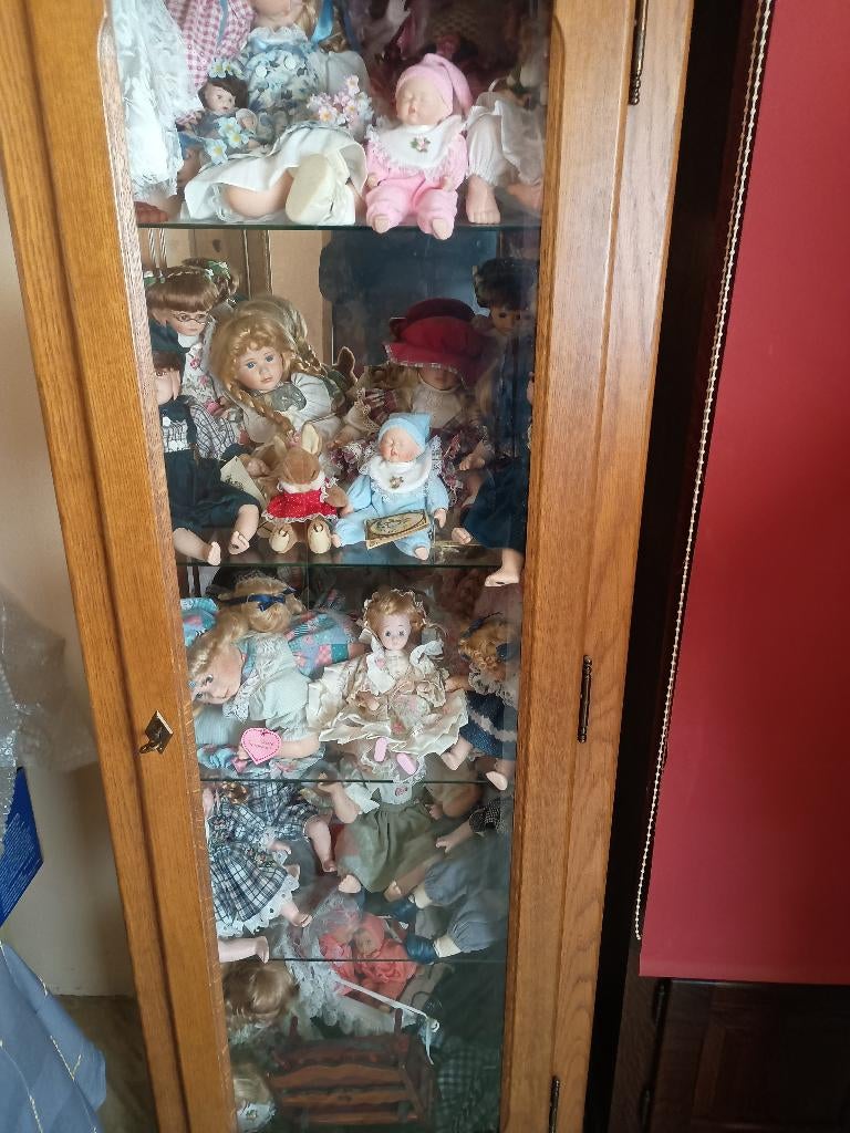 vitrinne kast met porseleinen poppen, Ophalen of Verzenden, Zo goed als nieuw, Eikenhout, Met deur(en)