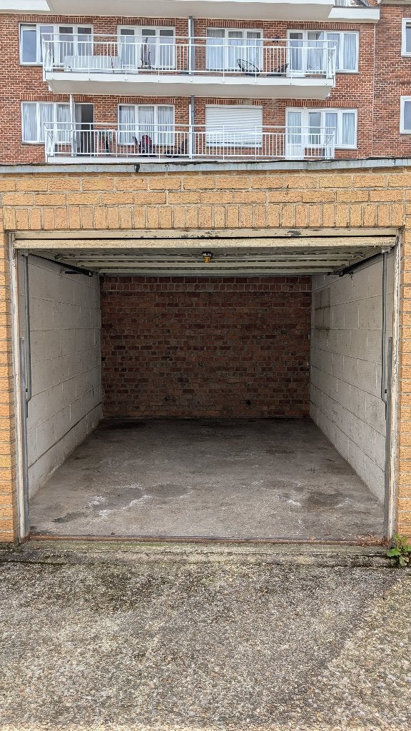 GARAGE BOX FERMÉ  EN COURS ARRIERE, Autos : Divers, Garages