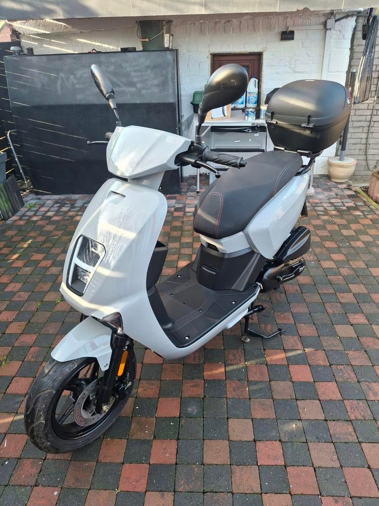 Bonjour à vendre scooter tnt état neuf