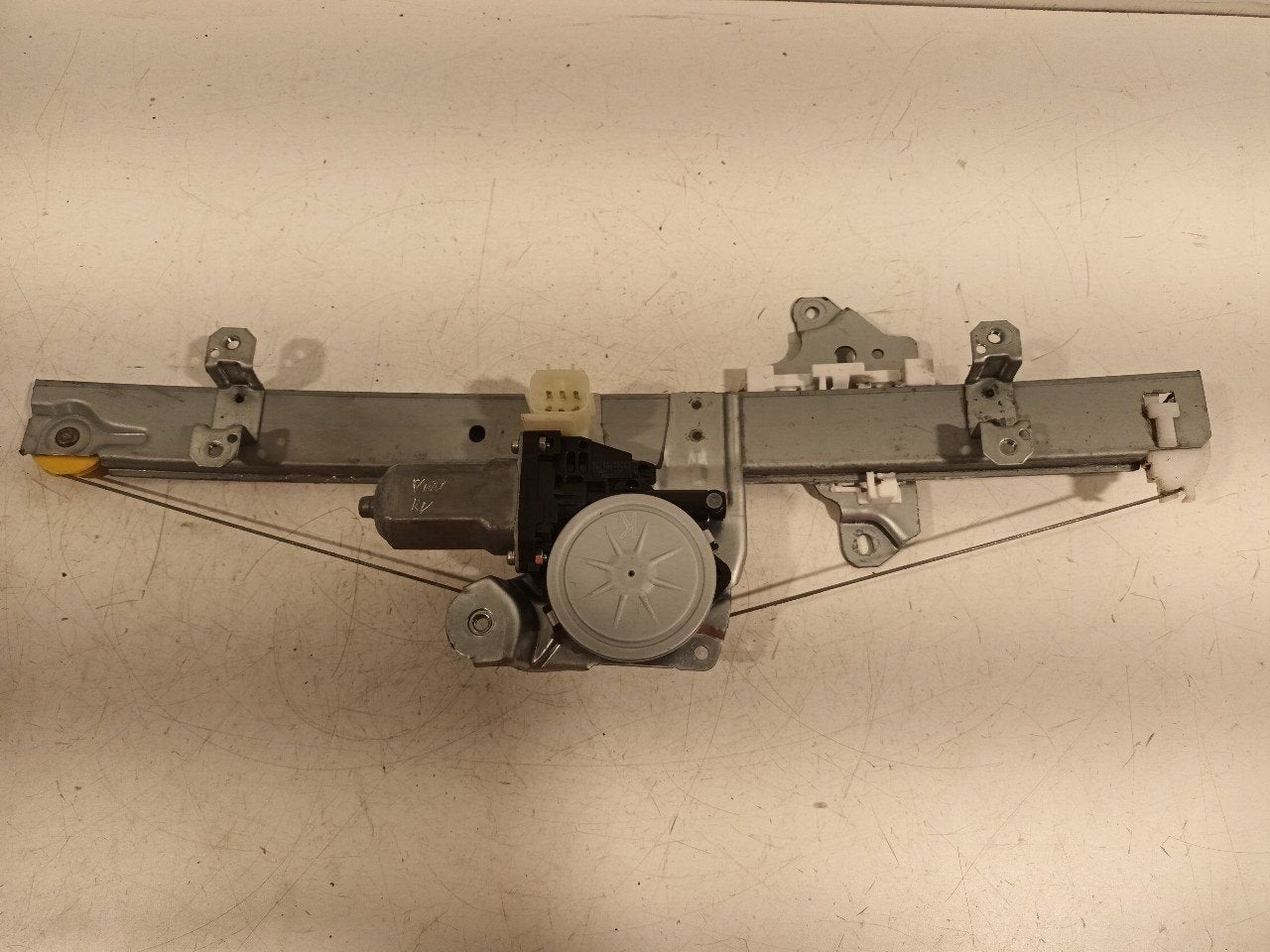 Raammechaniek elektrisch rechts voor Nissan Micra, Onderdelen@venauto.nl, Van der Ven Autorecycling B.V., Gebruikt, Ettenseweg 76, 4706 PB Roosendaal, The Netherlands