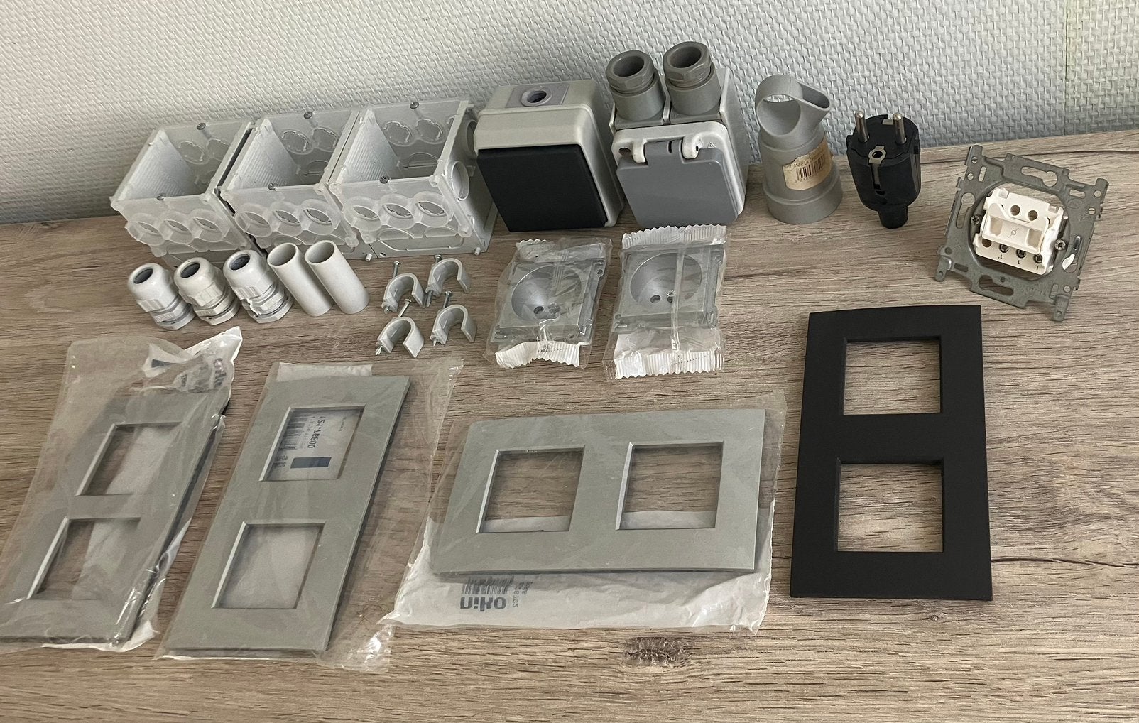 LOT MATERIEL ÉLECTRIQUE + COFFRE, Enlèvement, Comme neuf