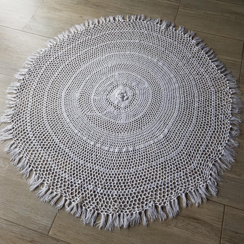 Nappe blanche au crochet ronde, Enlèvement
