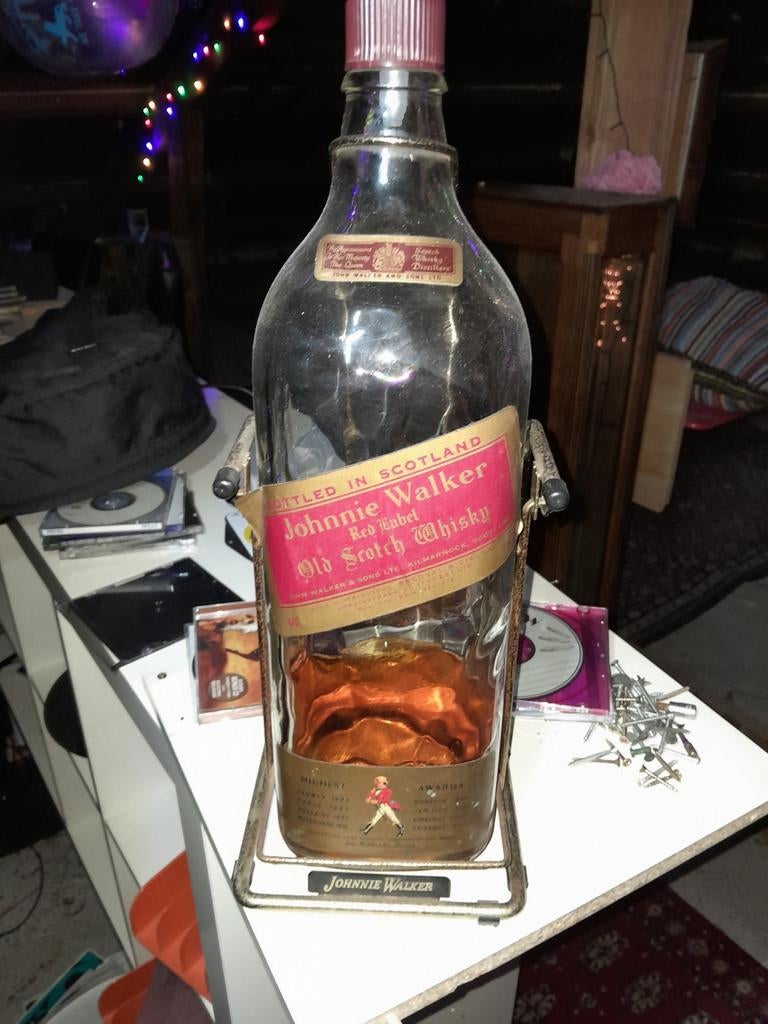 Whiskyschenker met 3 liter fles johnny walker, Ophalen