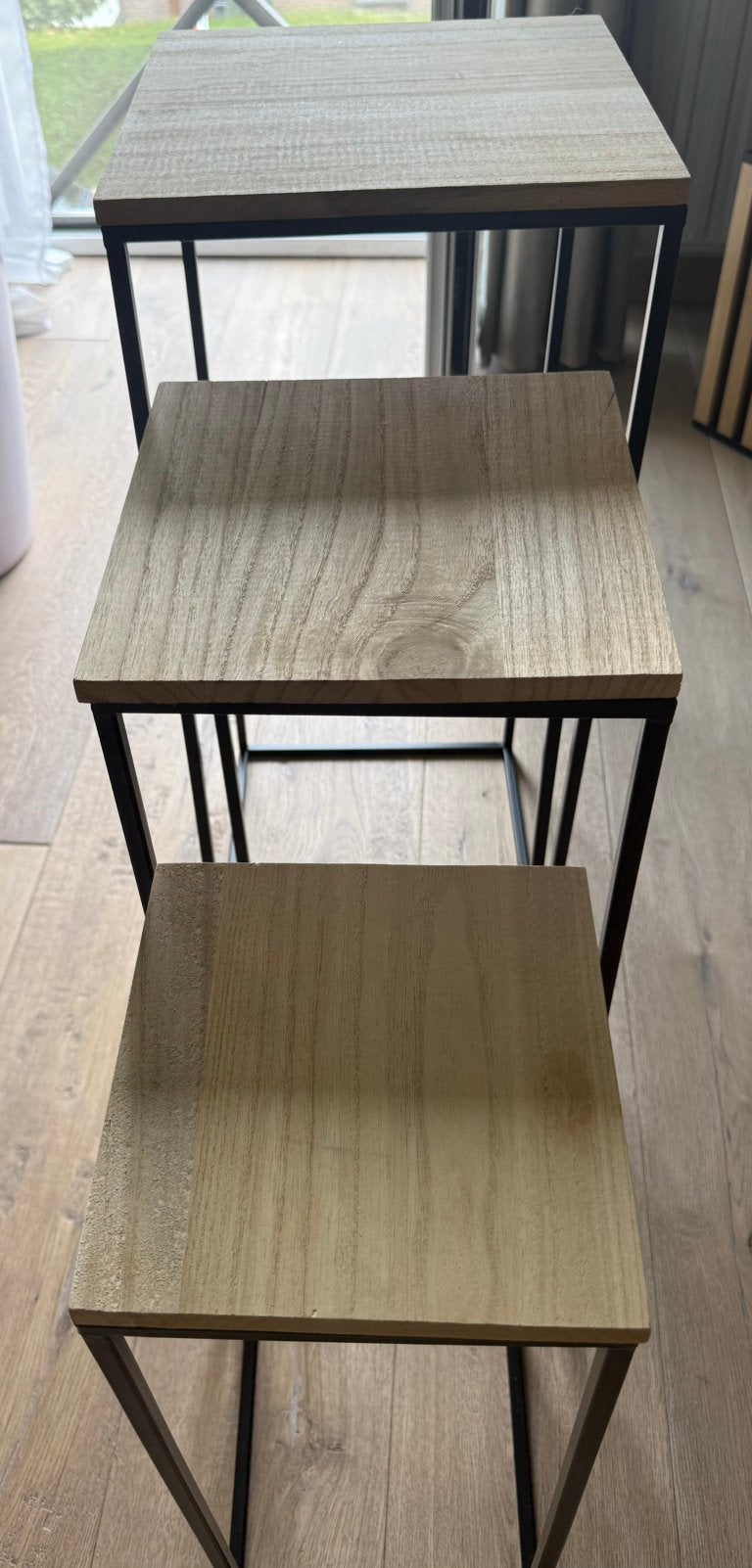Bijzettafels met zwart metalen frame en houtlook, Ophalen, Gebruikt