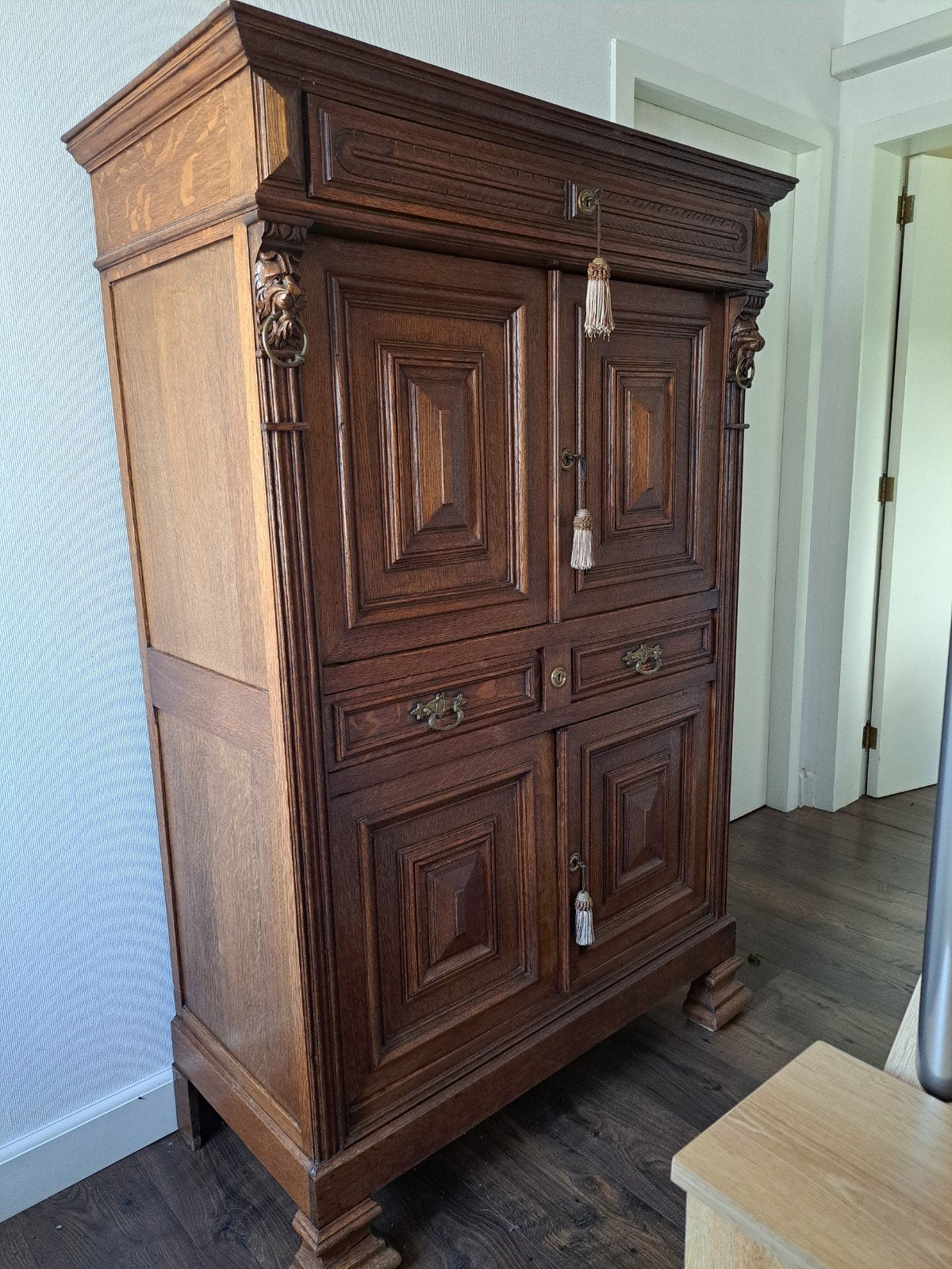 Eiken kast met veel details in zeer goede staat, Ophalen