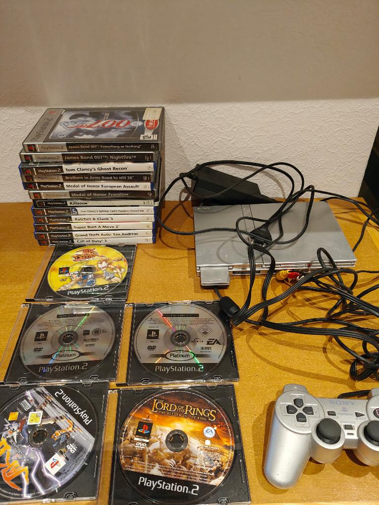 Playstation 2 Slim met 17 games, Games en Spelcomputers, Spelcomputers | Sony PlayStation 2, Gebruikt, Met games, Ophalen of Verzenden