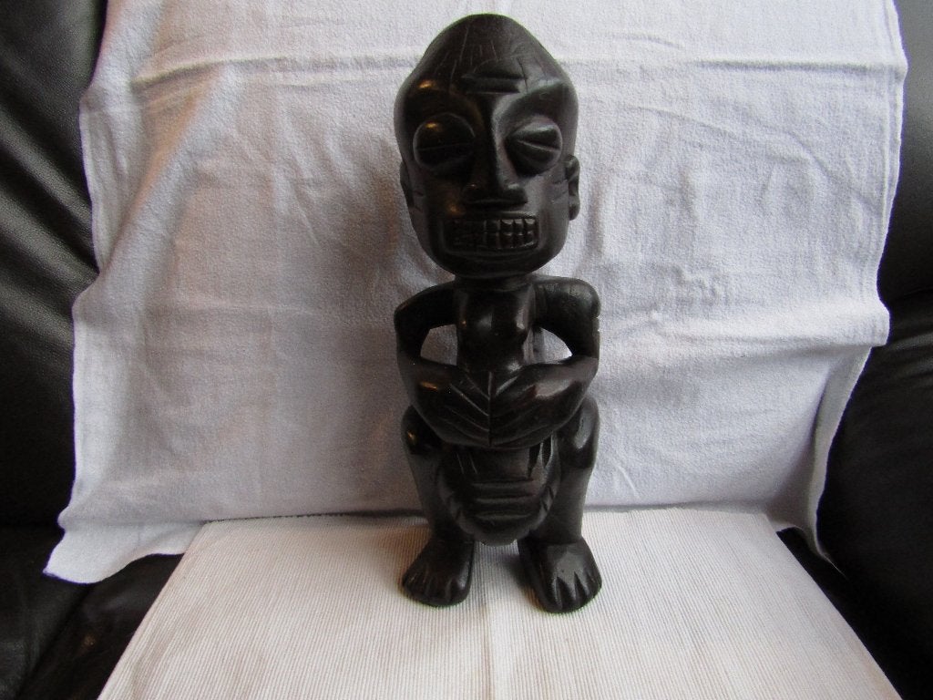 Prachtig Afrikaans beeld, van een zittende oudere man, Antiek en Kunst, Hout, Afrika, 36 cm, Beeld