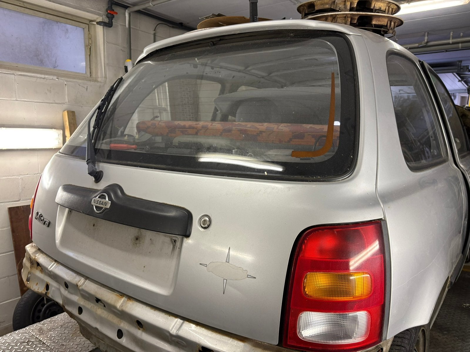 Hayon de la Nissan Micra K11, Enlèvement, Nissan, Haillon arrière