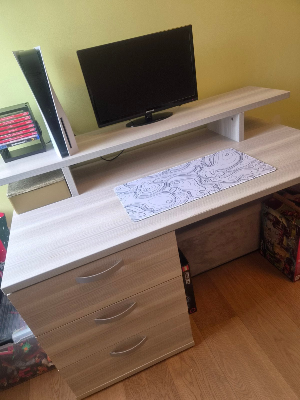 Buraeu tafel met 3 lade schuifdeur.
In goede staat

136 cm b, Kinderen en Baby's, Kinderkamer | Complete kinderkamers, Ophalen