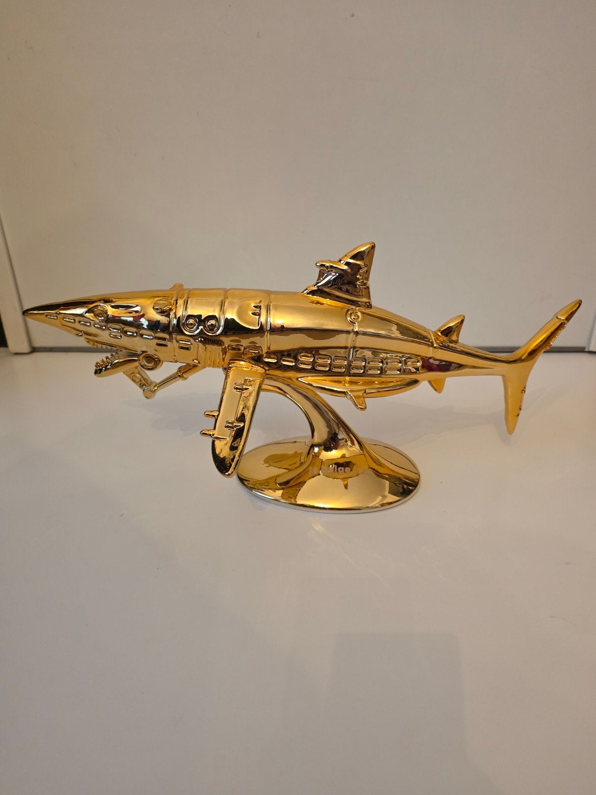 Grote vergulde metalen sculptuur "Haaienduikboot" (Requin-so, Enlèvement