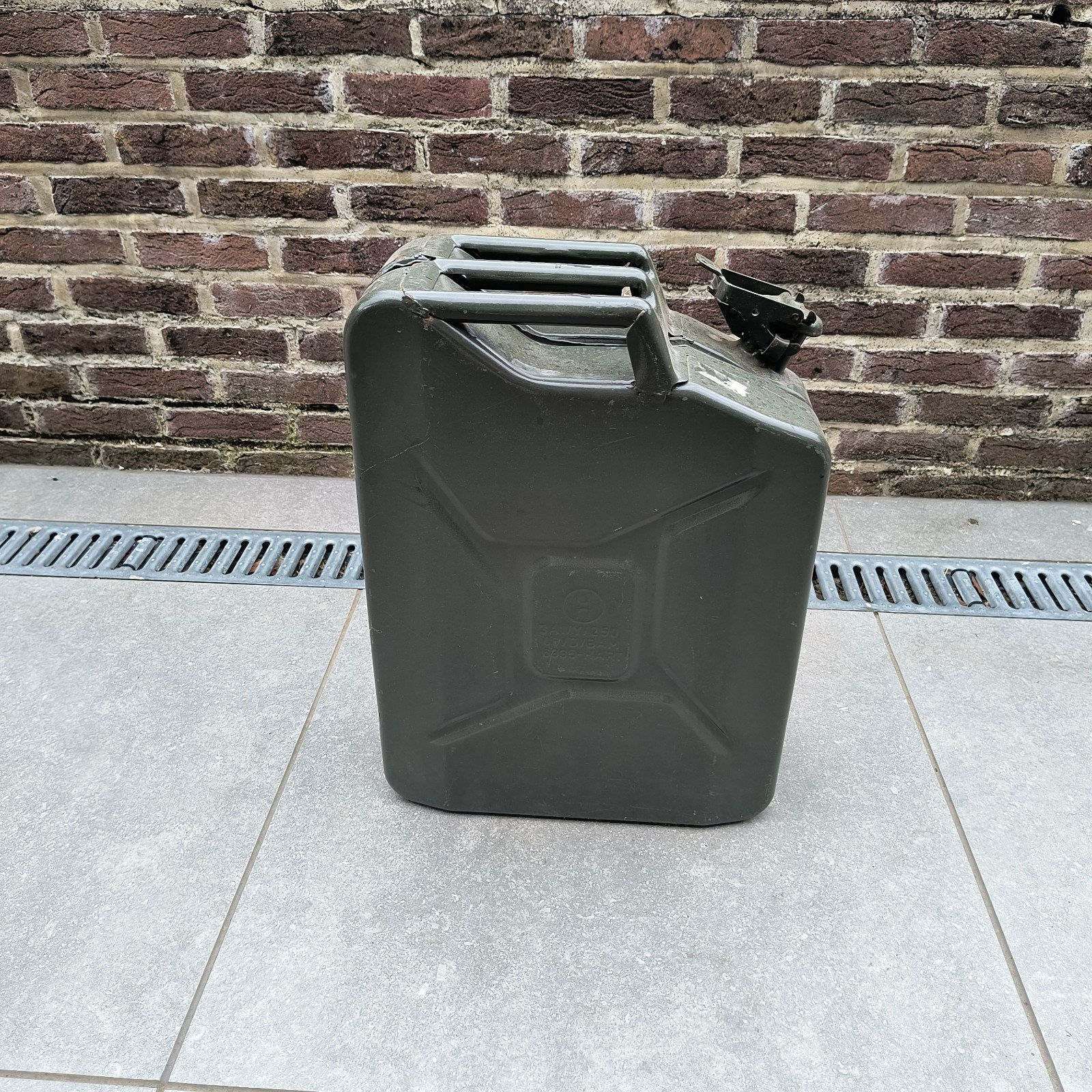 jerrycan, Enlèvement