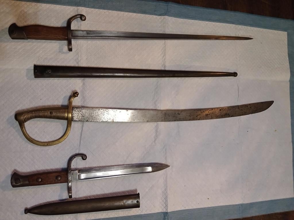 1 sabel 2 banjonetten. Militaire spullen, Ophalen