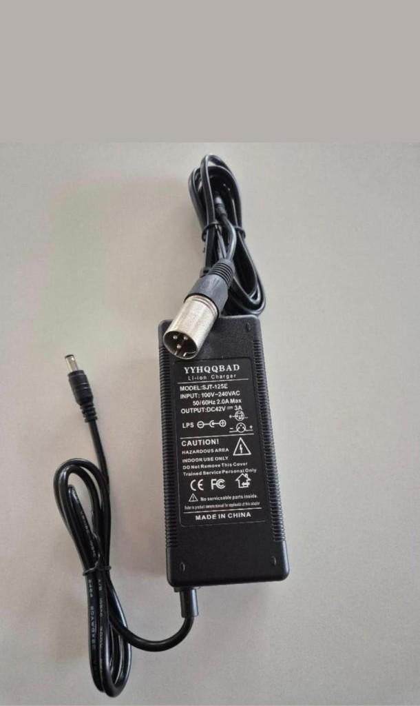 Universele 42V 2A Li-ion Acculader - 3-Pin XLR (E-bike/Step), Fietsen en Brommers, Ophalen of Verzenden, Zo goed als nieuw