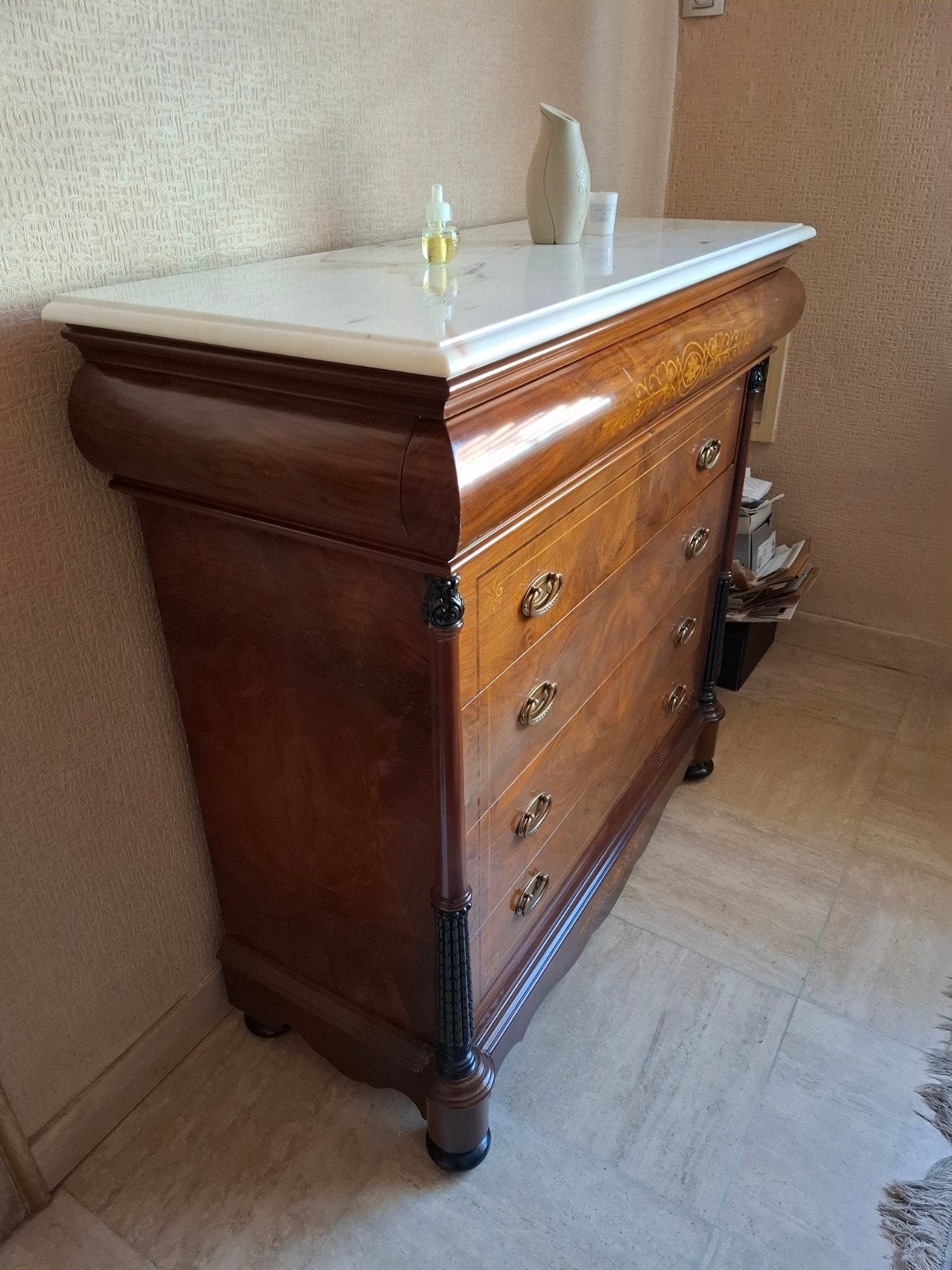 Armoire à tablettes en marbre antique, Enlèvement