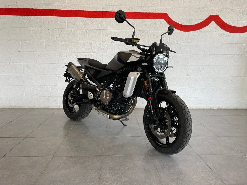 husqvarna vitpilen 801, 2 cilinders, Occasion, Bedrijf, 800 cc