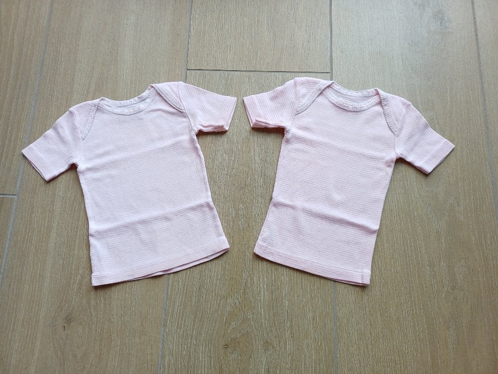 2 T-shirts of onderlijfjes maat 62/68 Petit Bateau, Gebruikt, Meisje, Ophalen of Verzenden, Petit Bateau