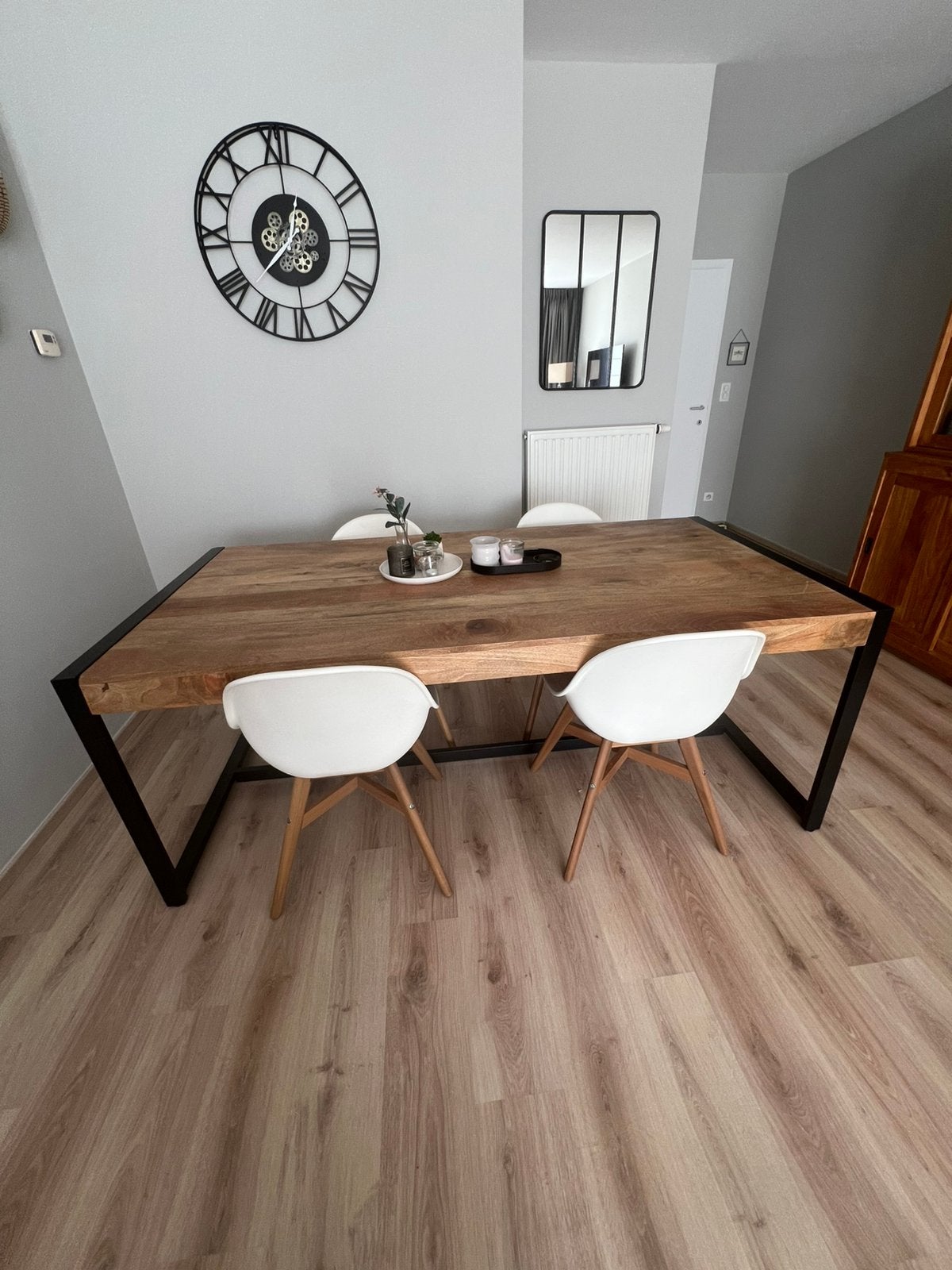 Table à manger en bois massif, Cinq personnes ou plus, Autres essences de bois, Comme neuf, Enlèvement