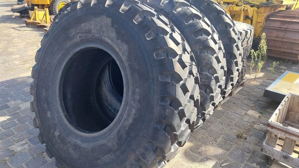 Michelin 20.5R25 XTLA Unused / 1 piece left, Articles professionnels, Machines & Construction | Pièces