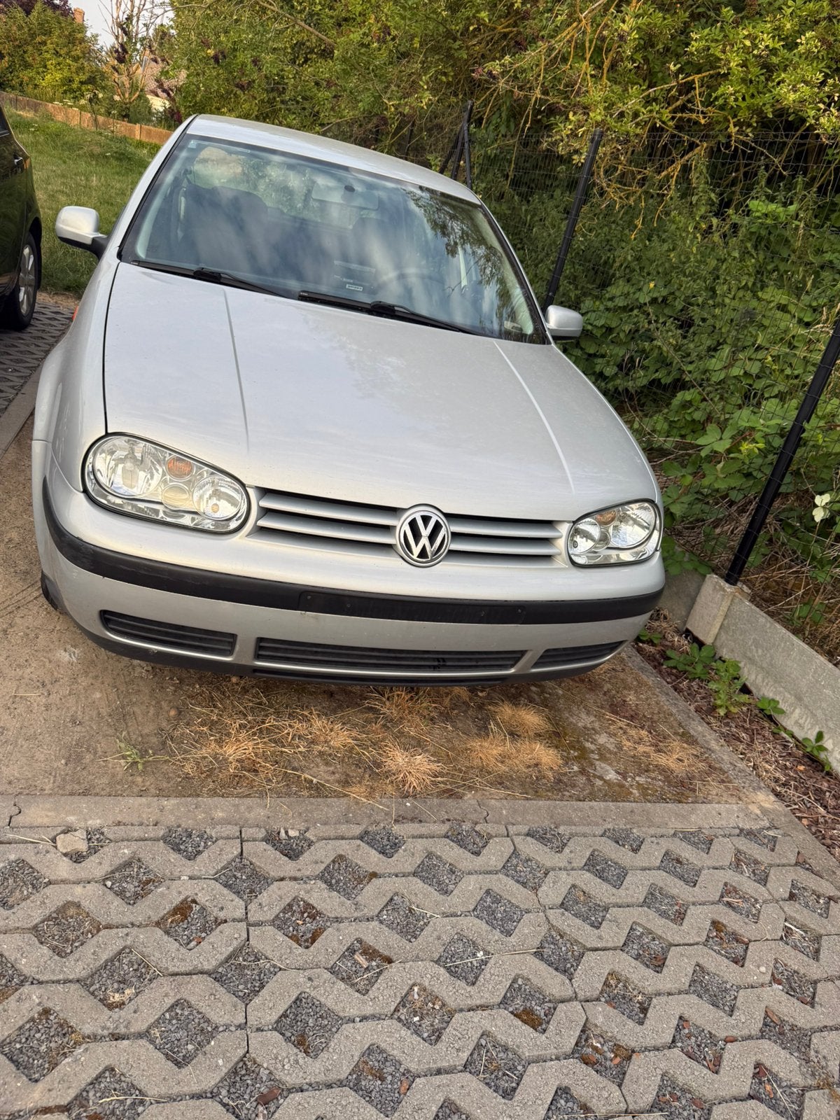 Volkswagen golf 4, Auto's, Volkswagen, Particulier, ID.4, Benzine, 4 deurs, Zilver of Grijs, Zwart, Stof, Ophalen