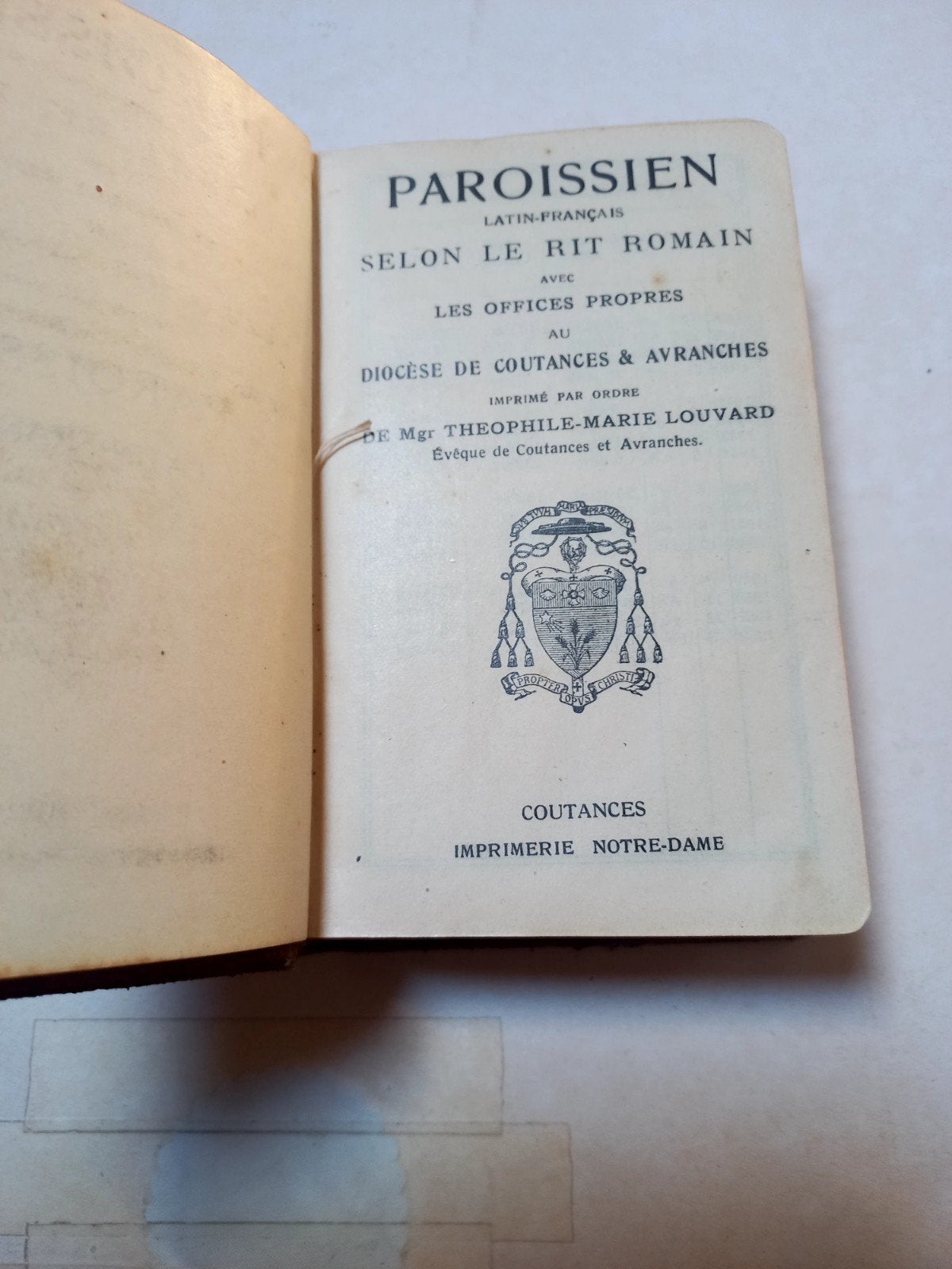 missel ancien ou livre liturgique à couverture rigide, Collections, Envoi, Livre