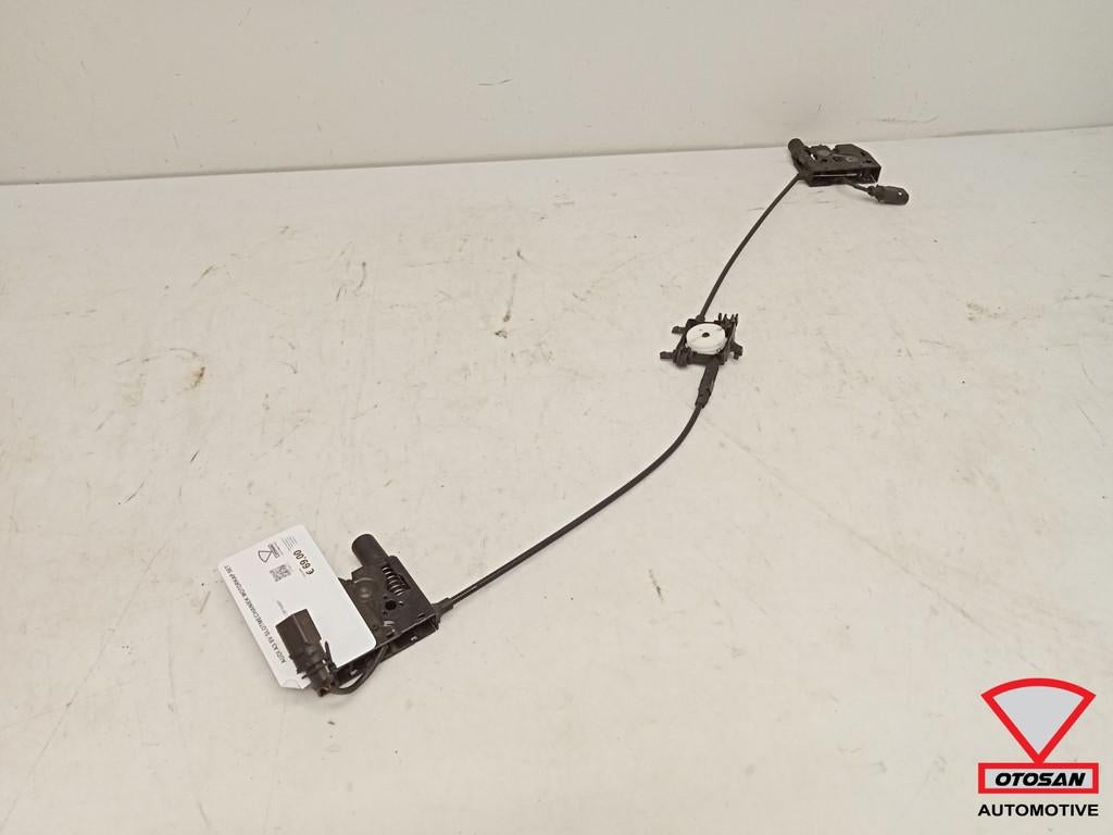 Kit de verrouillage de capot pour Audi A3 8V 8V0823509, AUDI AG, Auto-Union-Strasse 1
85045  Ingolstadt, DE, Audi, Utilisé