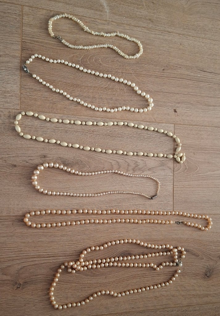 Lot de 6 colliers vintage en perles style rétro chic, Enlèvement ou Envoi, Utilisé, Blanc, Autres matériaux