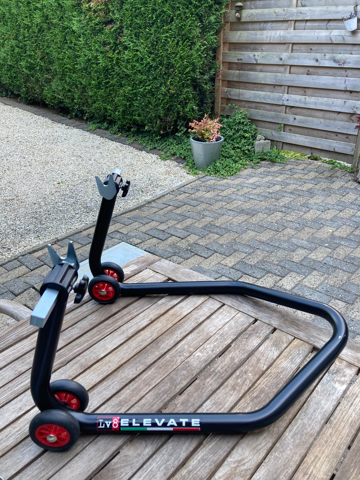 Elevate paddockstand voor motor, Ophalen