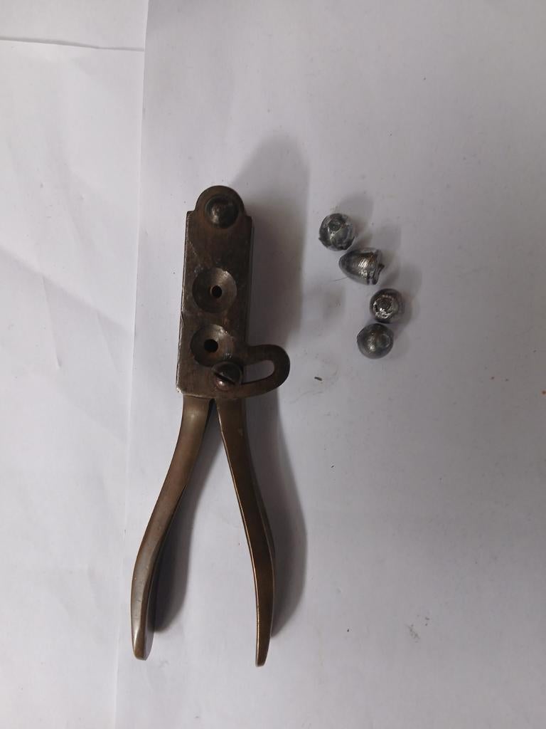 Mal om het gieten van musket bolletjes eind 1800, Ophalen of Verzenden