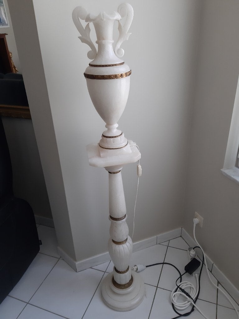 Sokkel met vaas lamp, Ophalen