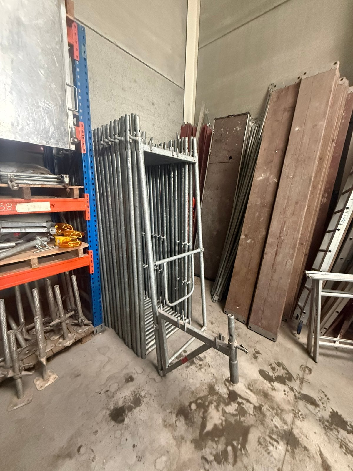 210 m2 gegalvaniseerde steiger, Ophalen, Zo goed als nieuw