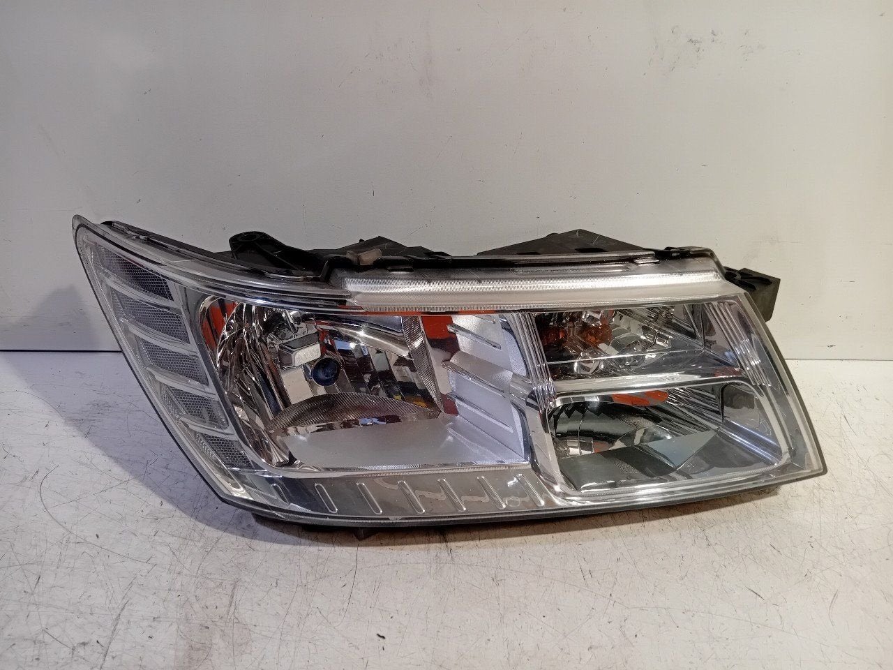 Koplamp rechts Dodge Journey, Onderdelen@venauto.nl, Van der Ven Autorecycling B.V., Gebruikt, Ettenseweg 76, 4706 PB Roosendaal, The Netherlands