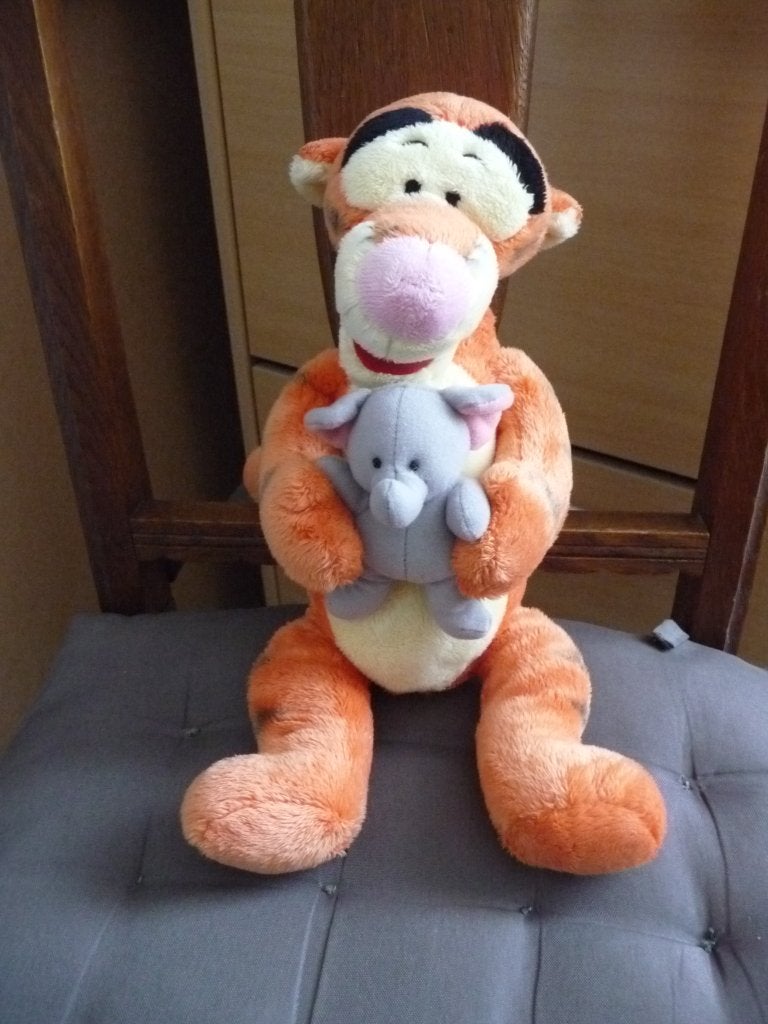 peluche Tigrou tenant 1 éléphant gris - Disney Nicotay 34 cm, Enlèvement, Winnie l'Ourson ou amis, Comme neuf, Peluche