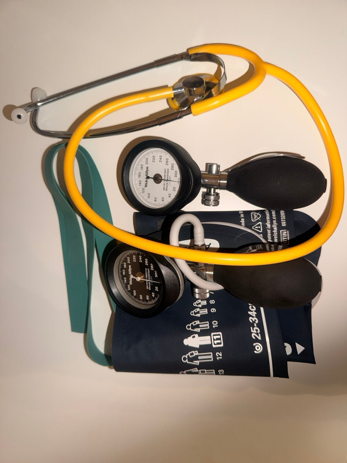 Lot : 2 Tensiomètres Welch Allyn DuraShock + Stéthoscope, Premier Emploi