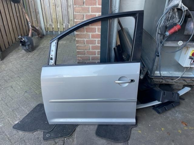 PORTIER LINKS VOOR LA7W Touran (1T3) (1T0831055AA), Auto-onderdelen, Gebruikt, Voor, De Bloemendaal 21 21
5221 EB  'S HERTOGENBOSCH, NL