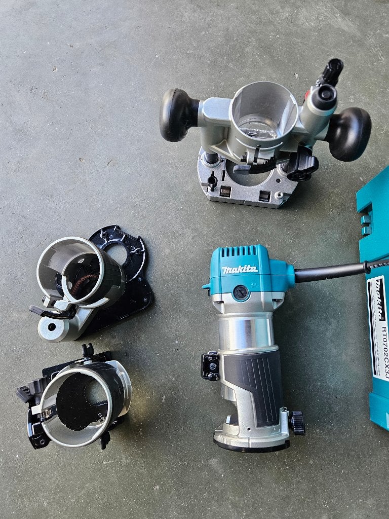 Makita RT0702CX3J 710W trimmer + doos en accessoires, Doe-het-zelf en Bouw, Gereedschap | Freesmachines, Nieuw, Ophalen of Verzenden