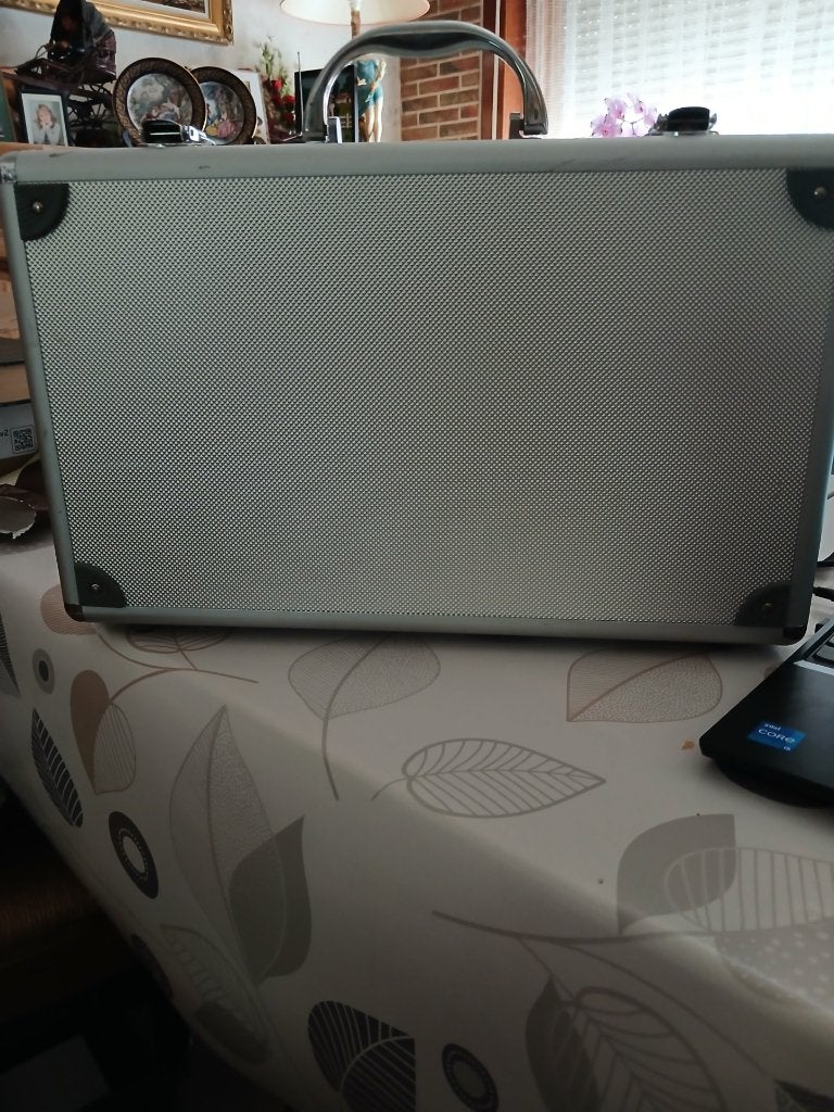 attache case numanistique, Enlèvement, Comme neuf, Métal, Clé