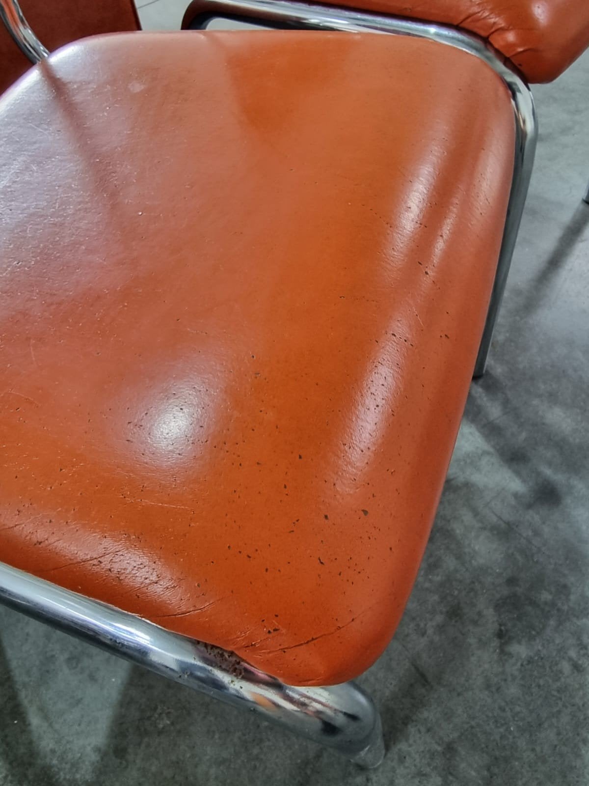 2 belles chaises de cuisine vintage avec des signes d'usure, Enlèvement